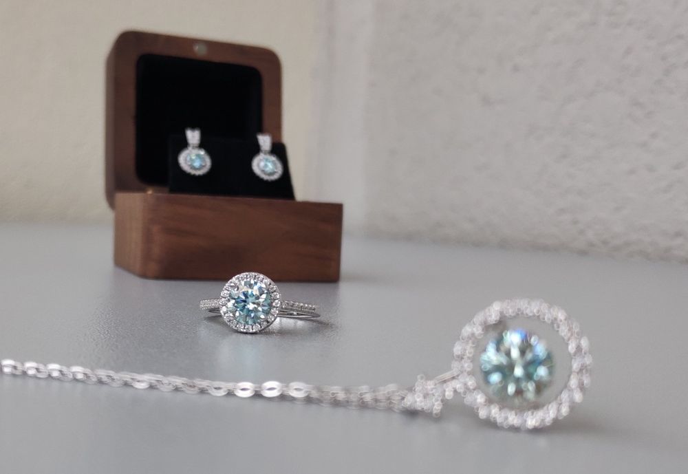 Муасаніт рухається в кулоні небесно-блакитний муассанит голубой