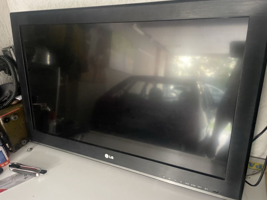 Телевізор LG 32 дюйма з Т2 з кріпленням  на стінку