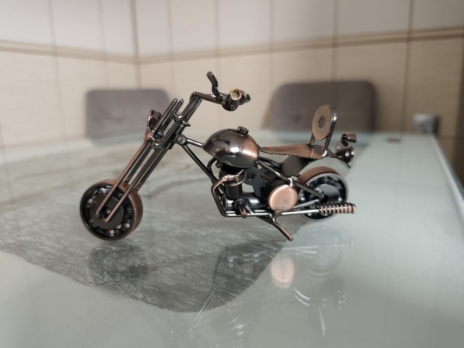 Motor z elementów metalowych