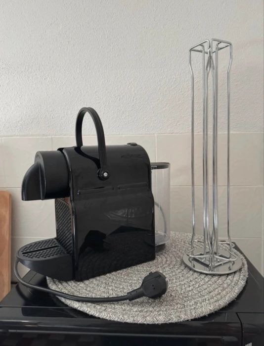 Maquina Nespresso com dispensador