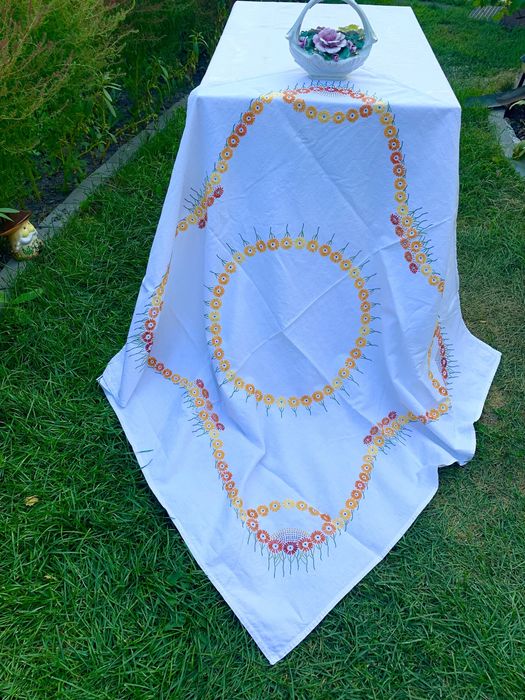 Скатерти с вышивкои