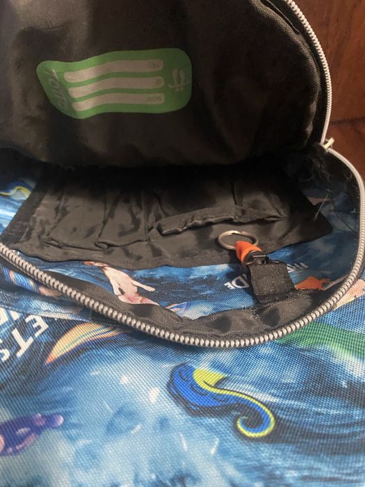 Mochila azul com estampa de cães