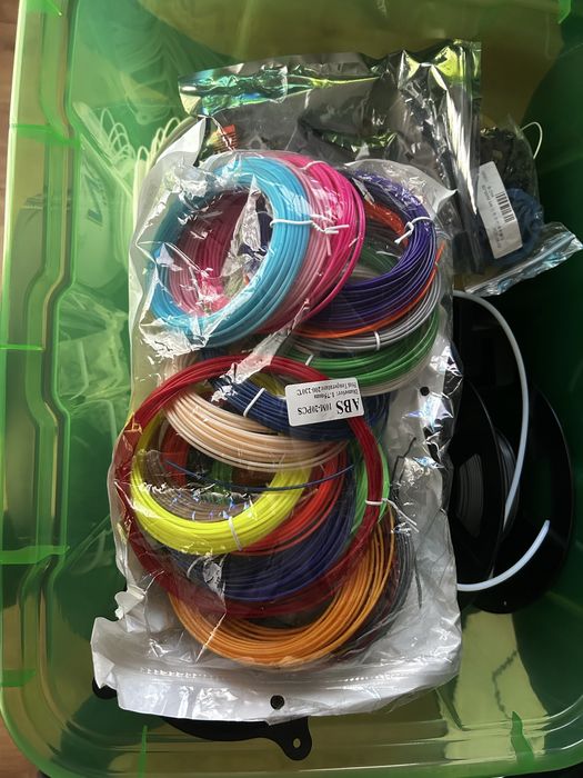 Impressora 3D Ender 3 V2 com upgrades, enclosure e material extra