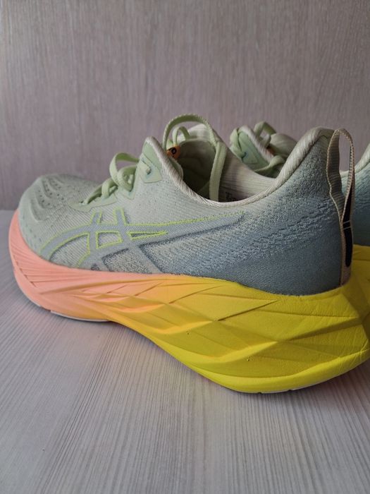 Кросівки бігові ASICS Novablast 4 Paris