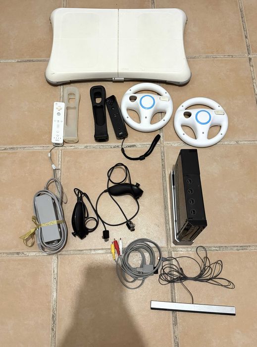 Nintendo Wii + Balance Board, volantes, comandos e 13 jogos