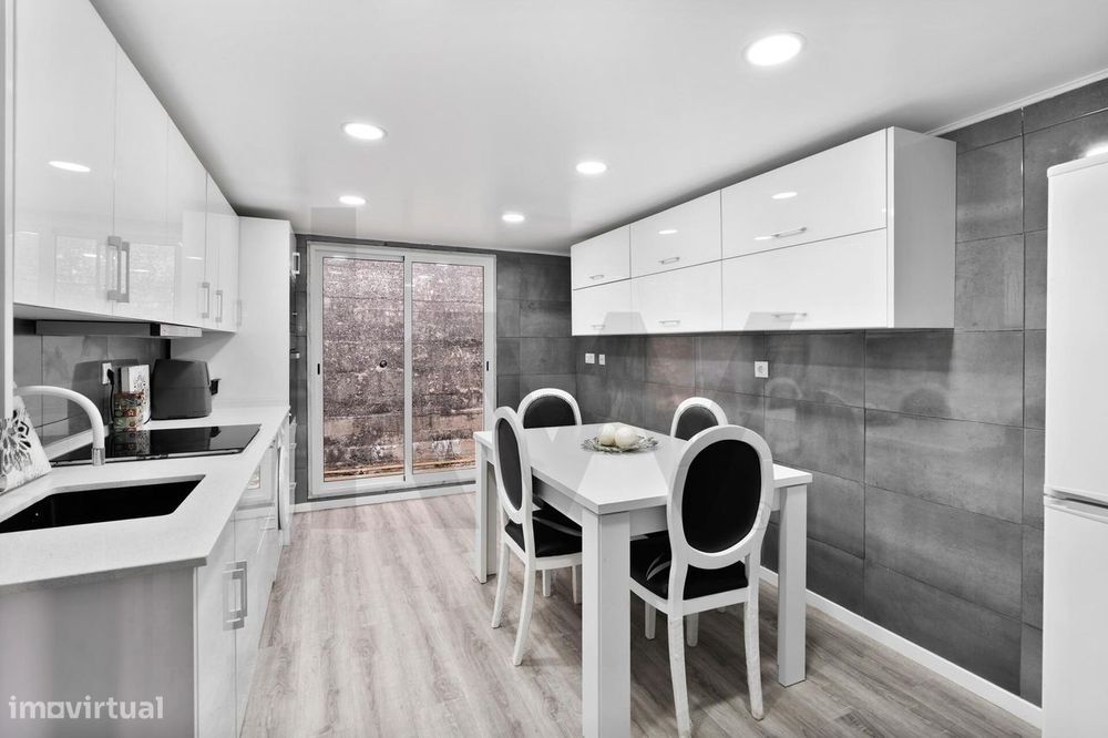 Moradia T1+1 com Terraço, RENOVADA – 15 min de Lisboa, Queluz - 10 min