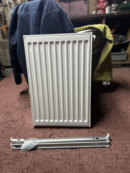 Grzejnik Purmo 60 × 45 cm z głowicą termostatyczną i mocowaniami