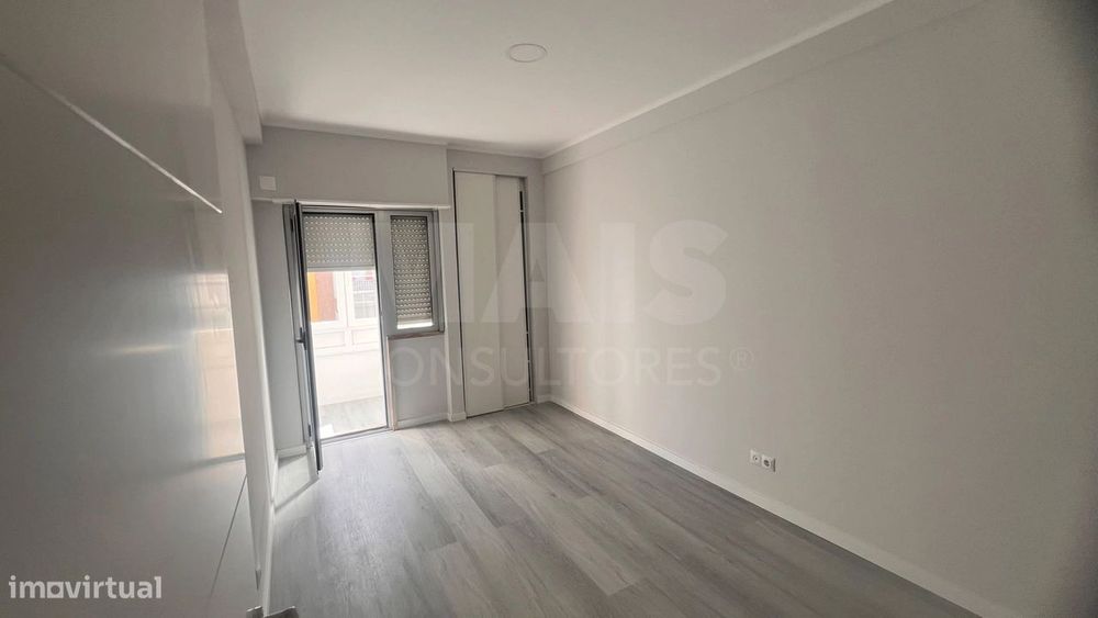 T2 Remodelado com Varanda em Oeiras