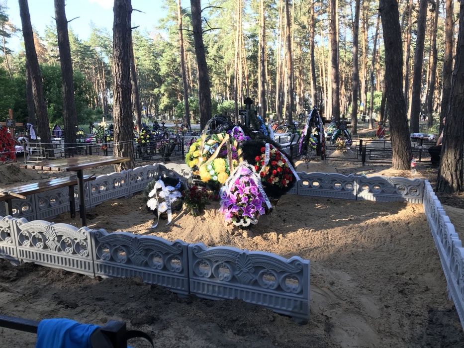 Оградки, памятники