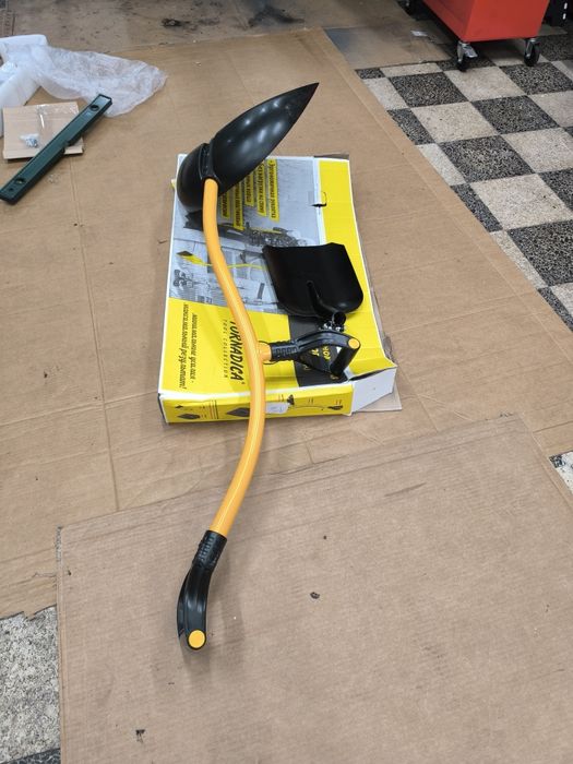 Pá ergonómica para neve, recolha de folhas e  para outros trabalhos.