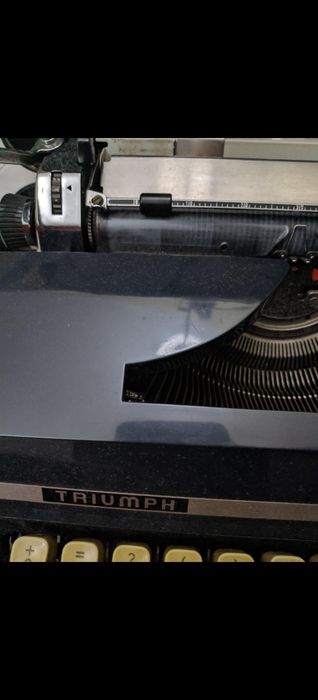 Máquina de escrever TRIUMPH vintage com mala própria de transporte.