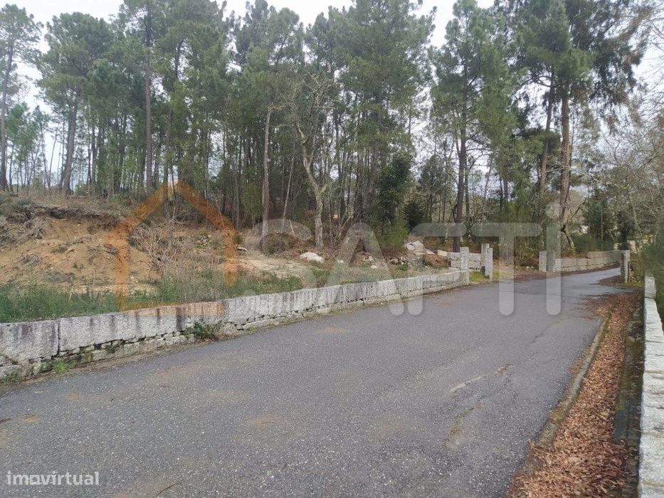 Terreno com 3830m2, possibilidade de dividir para construção de 2 m... — Moreira, Viana do Castelo