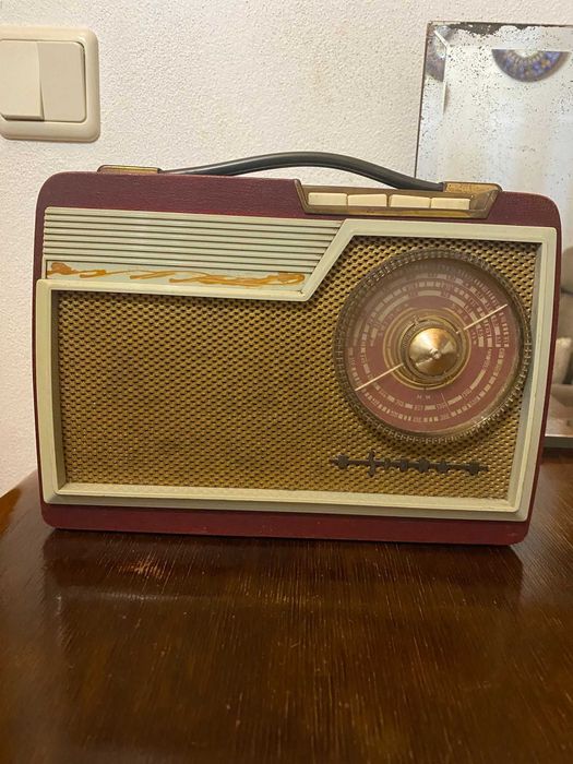 Rádio antigo portátil vintage – colecionador