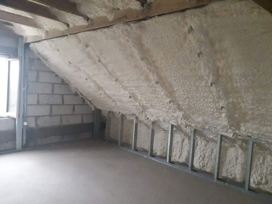 Docieplanie poddasza pianką Pianowanie PUR Ocieplanie pianą