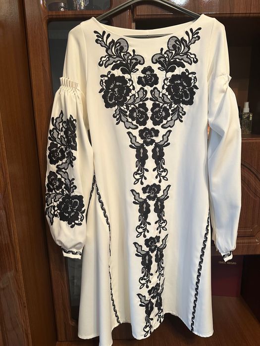 Випускне вишите плаття