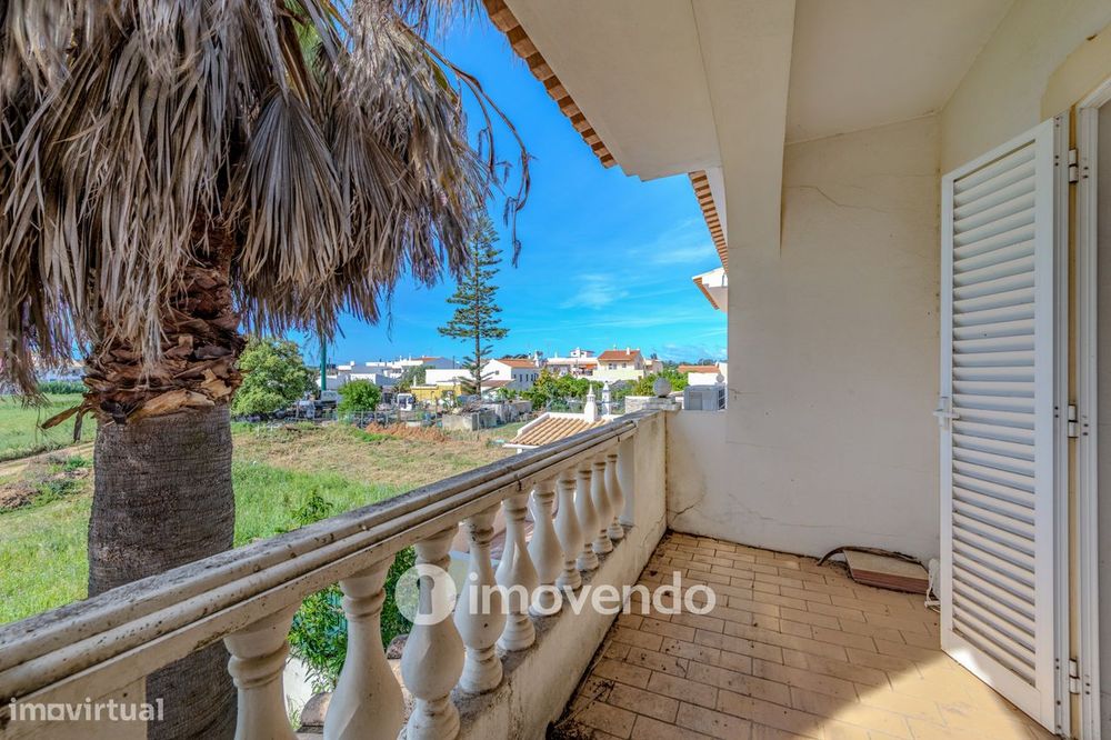 Moradia T4, com áreas amplas e jardim, em Faro