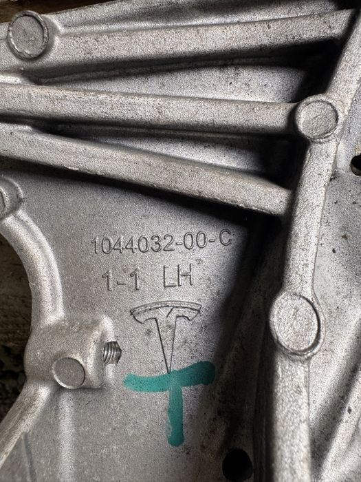 Цапфа tesla Model 3 1044411-00-F 104416-00-G 104316-00-E 1044311-00-E