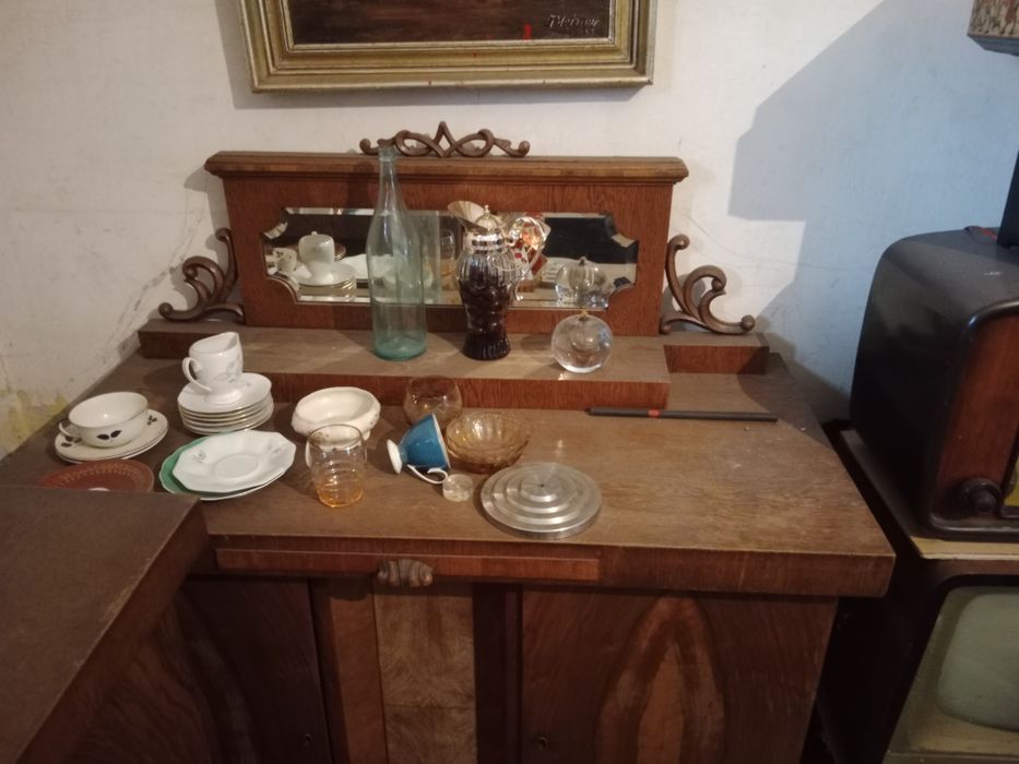 Stary kredens z pomocnikiem