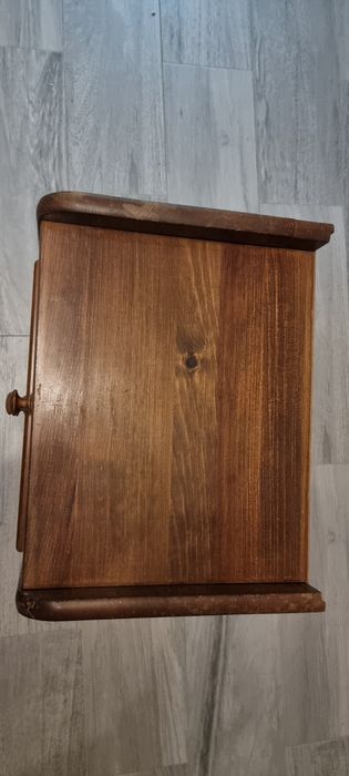 Movel de 4 gavetas em madeira.