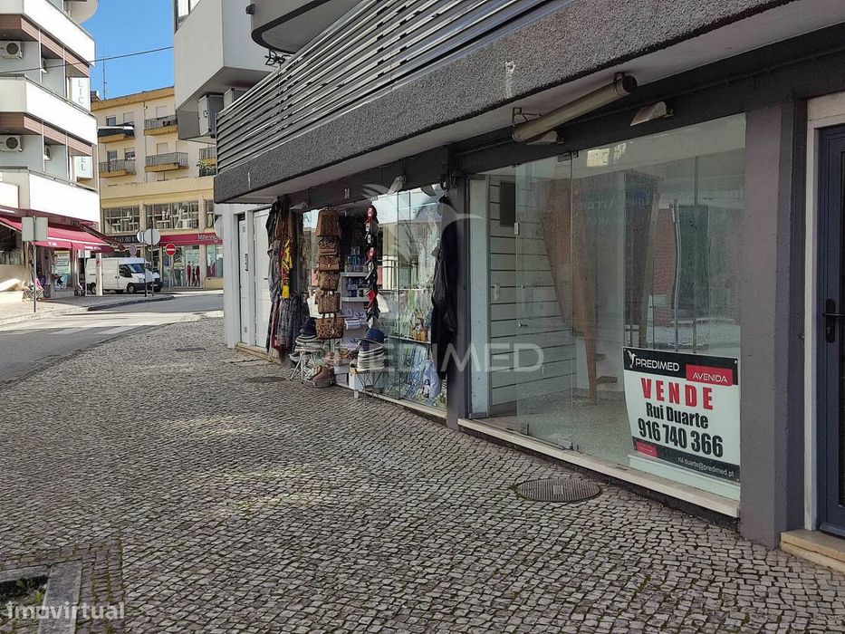 Loja situada na rua da Rainha Santa Isabel, Fátima