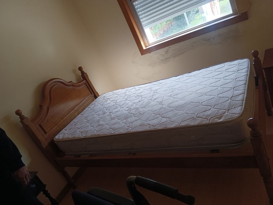 Vendo cama de solteiro em madeira maciça e mesa de centro