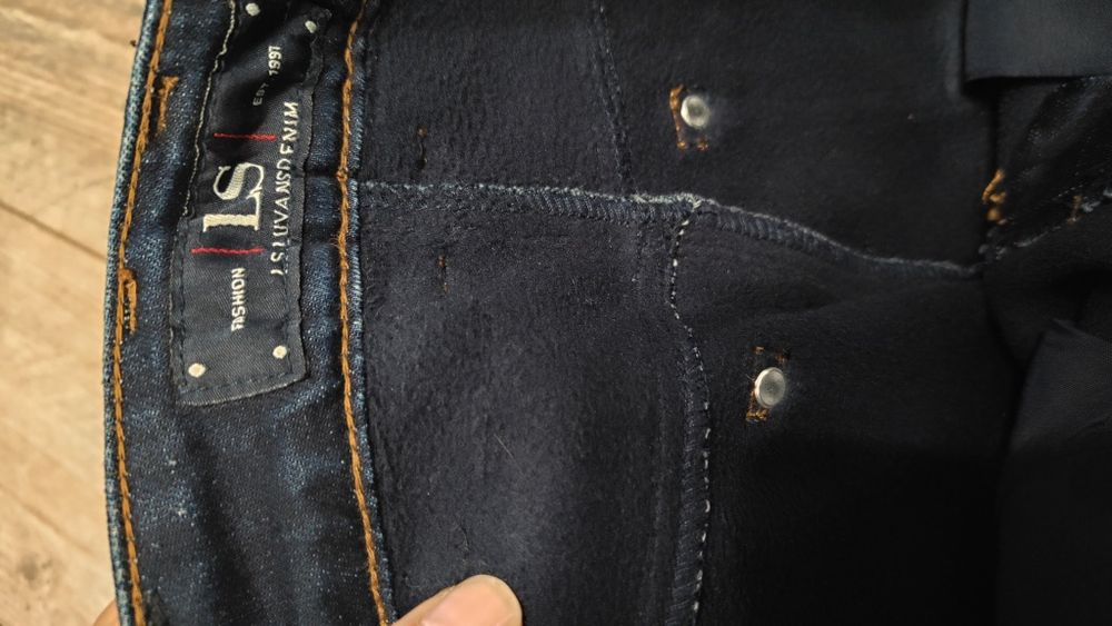 Джинси на підлітка.