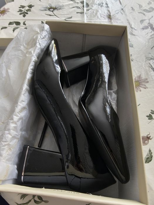 Buty damskie lakierowane na obcasie
