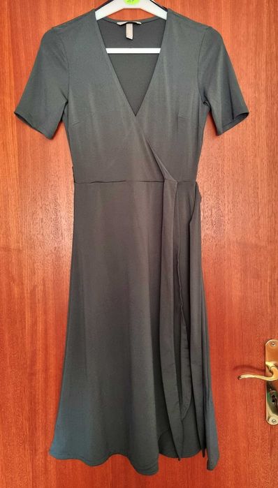 Vestido midi verde musgo acinzentado H&M, tamanho XS