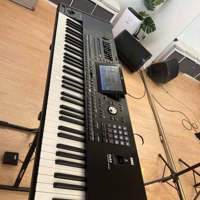Korg pa 5x  impecavel  novo com maniais   nunca saiu casa