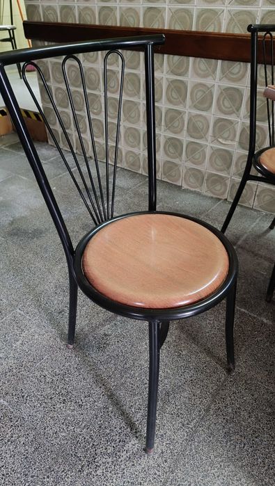 Mesa e cadeiras para café