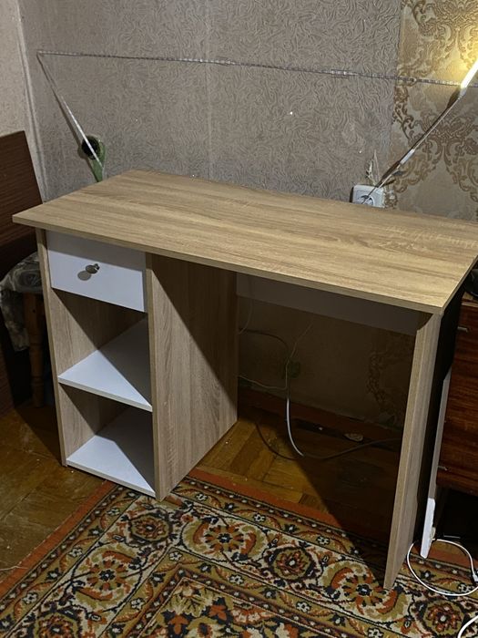 Стол письменный б/у в идеальном состоянии