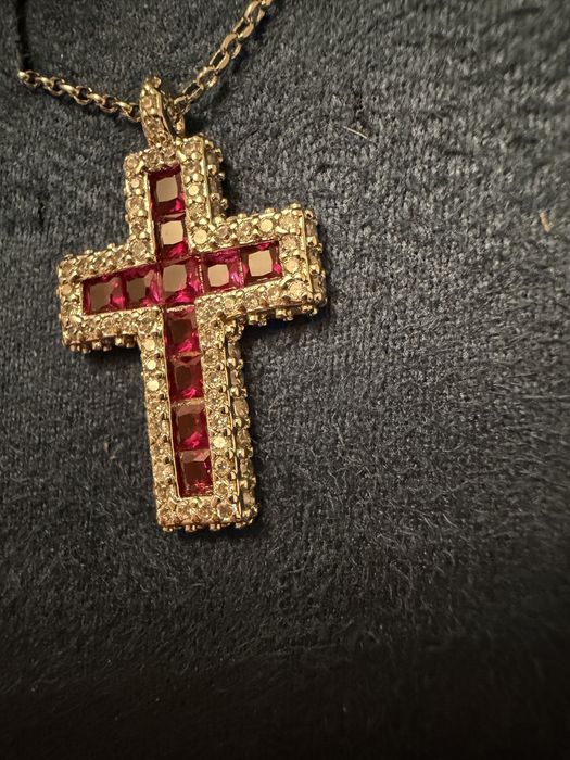 Naszyjnik ściągany krzyżyk malinowy APM Monaco