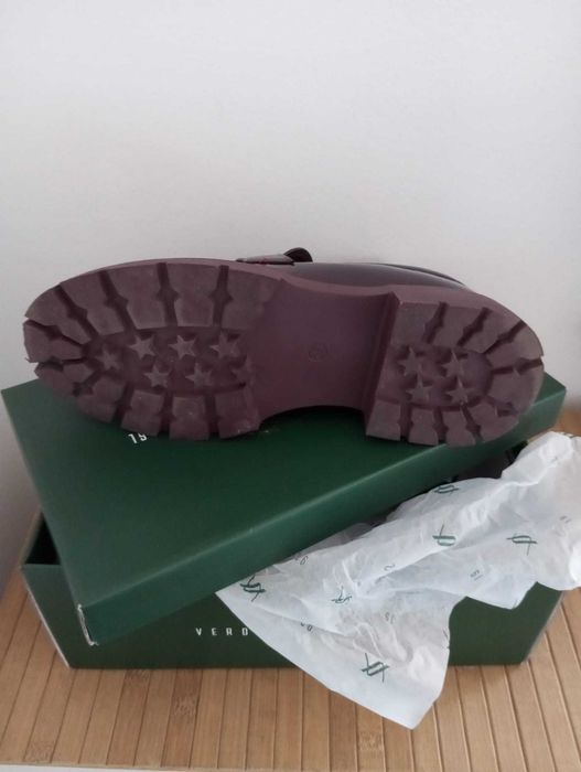 Sapatos efeito verniz, 38, da Verdefashion.GR