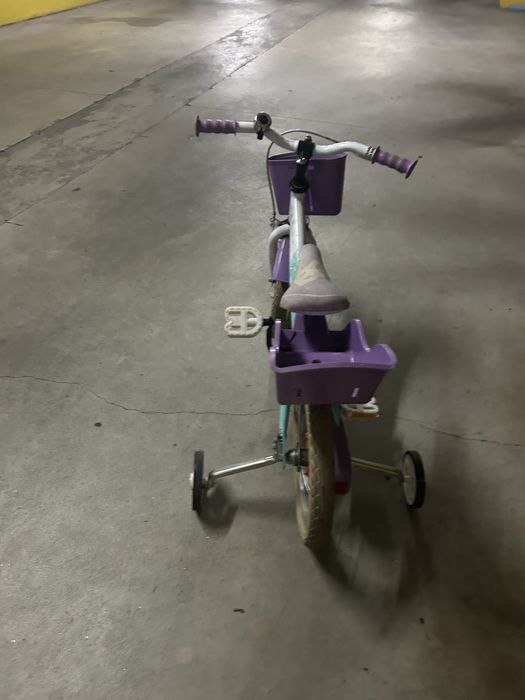 Bicicleta  crianca com capacete