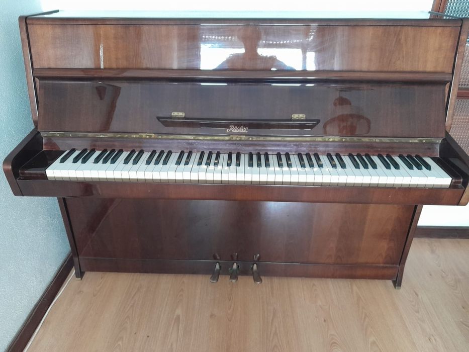 Piano rosler em bom estado