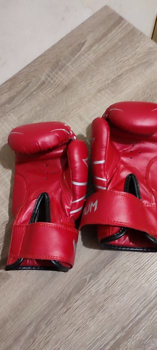 Продам шлем и перчатки для единоборств