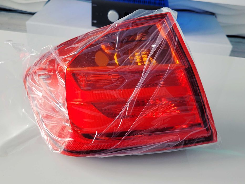 Lampa tylna w błotniku lewa lewy tył BMW Seria 3 F30 F80 BMW OEM