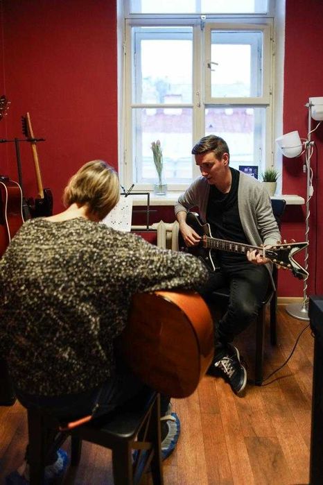 Преподаватель игры на гитаре Уроки для возрослых и детей Запорожье