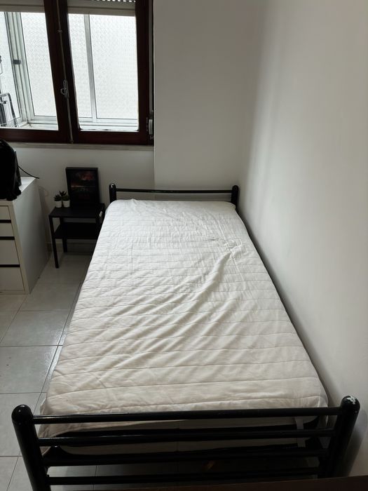 Cama de solteiro + mesa cabeceira