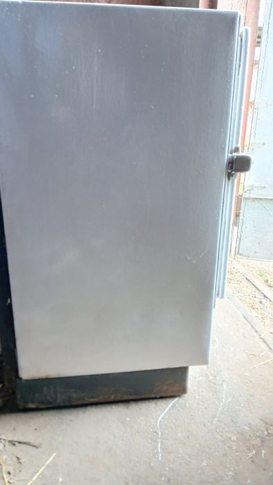 Продаётся старый холодильник.