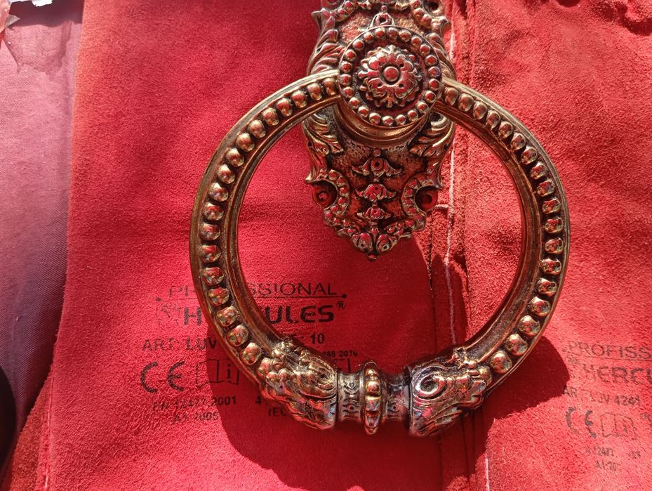 Aldrava antiga.batente de porta