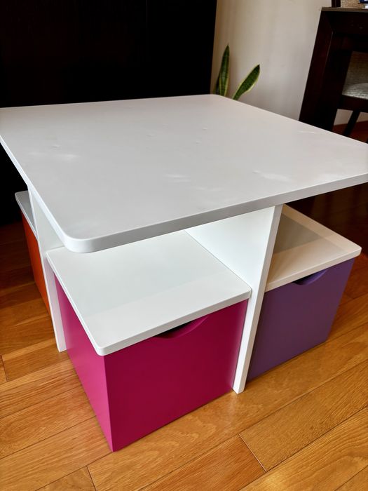 Mesa de criança c/bancos coloridos