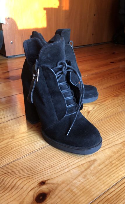 Ботинки замшевые на каблуке