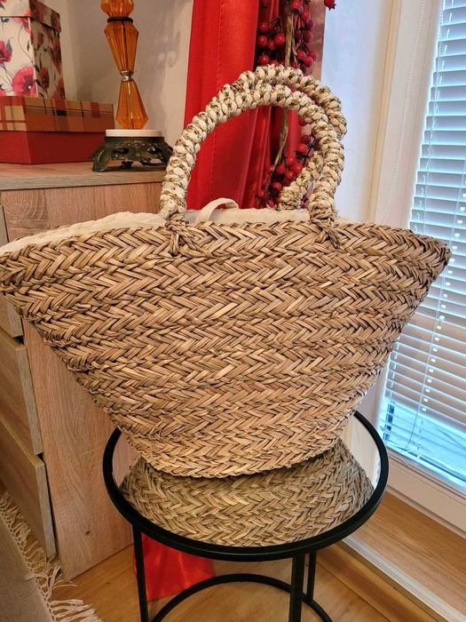 koszyk z muszelkami plażowy na lato