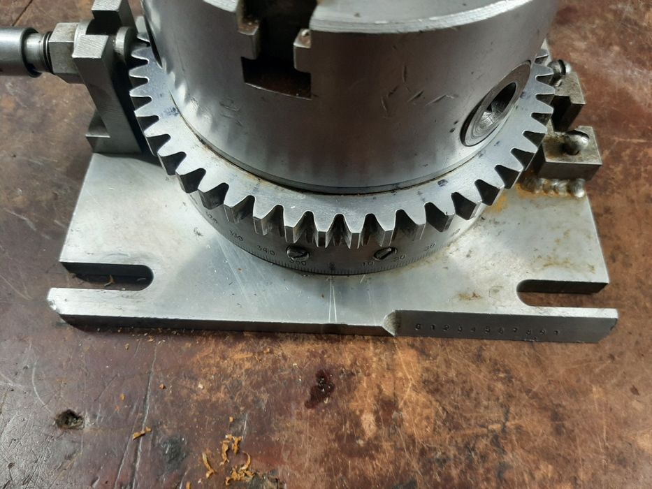 ділильна головка з трикулачковим патроном