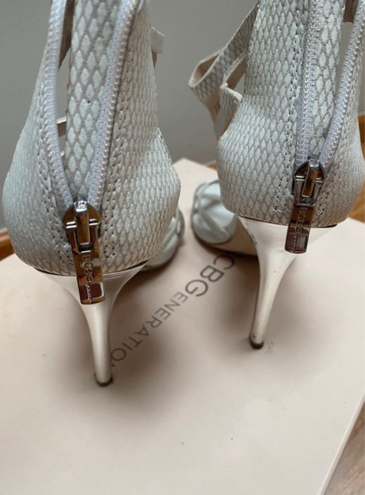 Szpilki damskie, sandały.