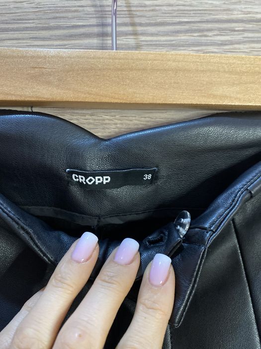 Czarne spodnie ekoskóra CROPP