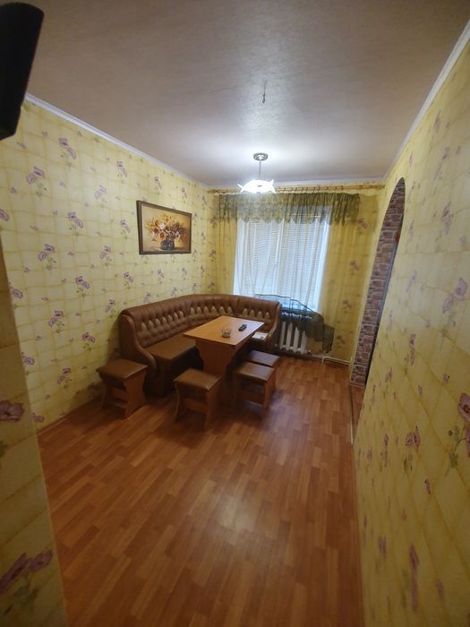 продам 4-кімнатну квартиру