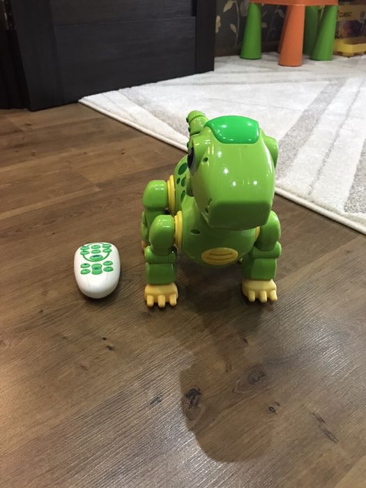 Умный добрый динозаврик на пульте управления