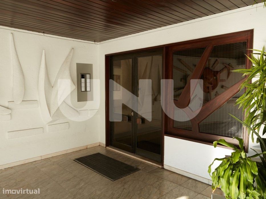 Apartamento T2, remodelado, em condomínio com piscina.